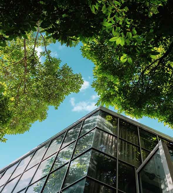 Byggnad som symboliserar svensk lagstiftning kring hållbarhetsrapportering enligt CSRD