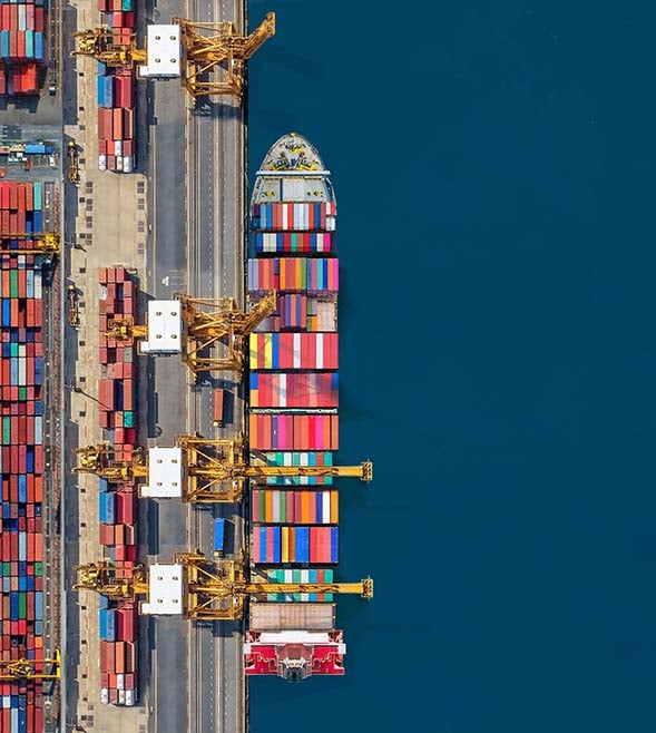 Containerfartyg lastat med containrar på öppet hav, som symboliserar internationell handel, import till USA och tullfrågor kopplade till Trumps tullar.