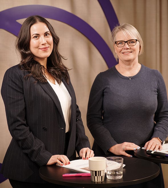 Person som sitter vid en dator och arbetar med bokslut eller ekonomisk dokumentation.