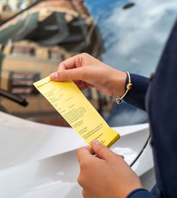 Moms ska tas ut på parkeringsböter – så behöver fastighetsägare agera