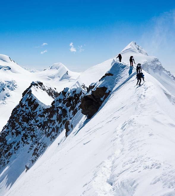 Person på bergstopp med utsikt över landskap – symbol för hållbar tillväxt, framtidstro och affärsstrategi