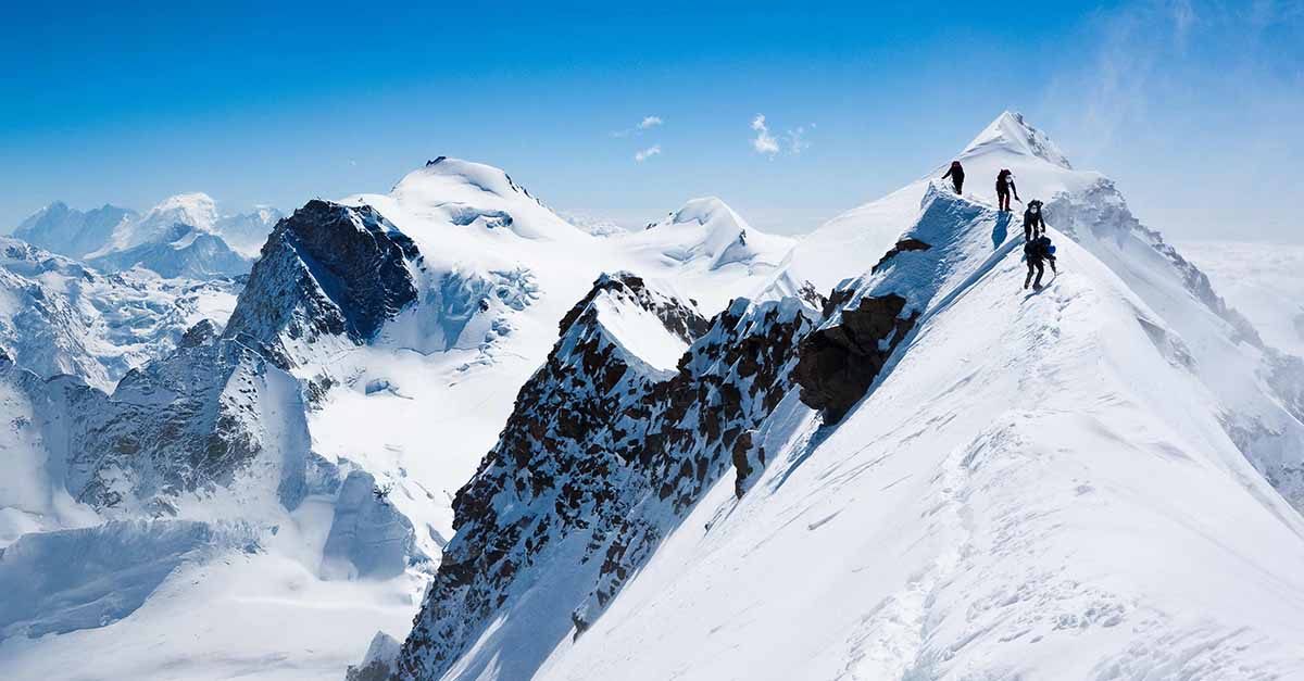 Person på bergstopp med utsikt över landskap – symbol för hållbar tillväxt, framtidstro och affärsstrategi